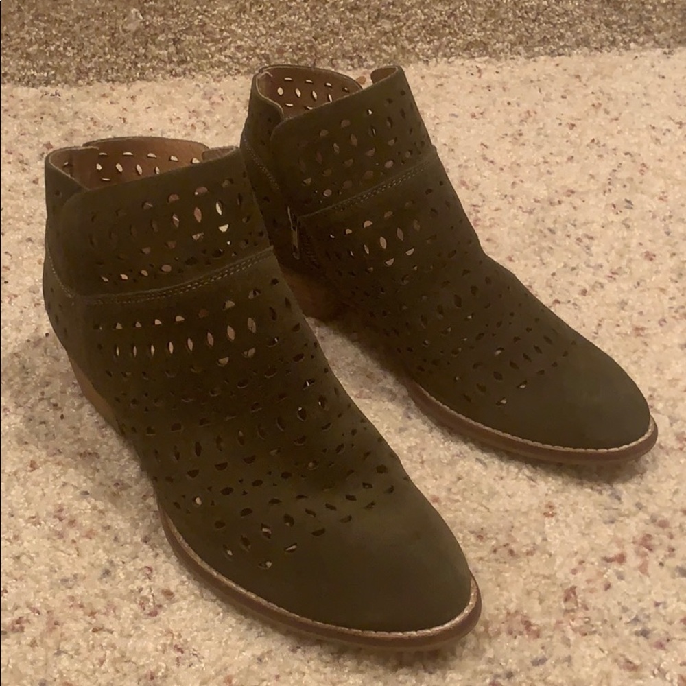 Anthropologie olive green booties size 7.5 US